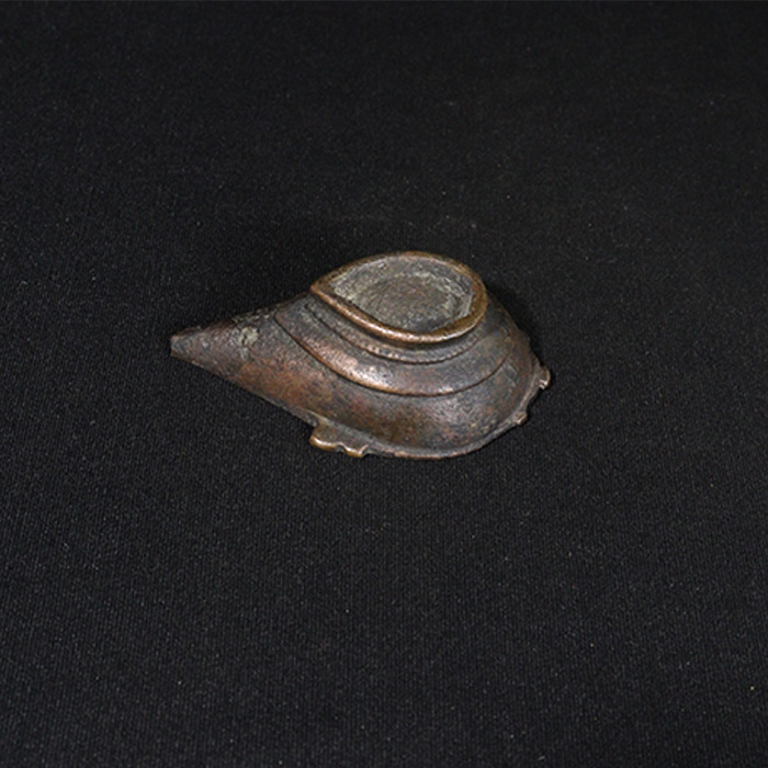 oil lamp bronze collectible bottom view