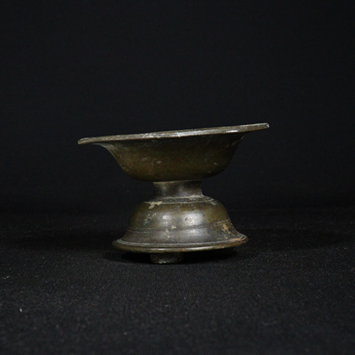 spitting pot bronze collectible side view