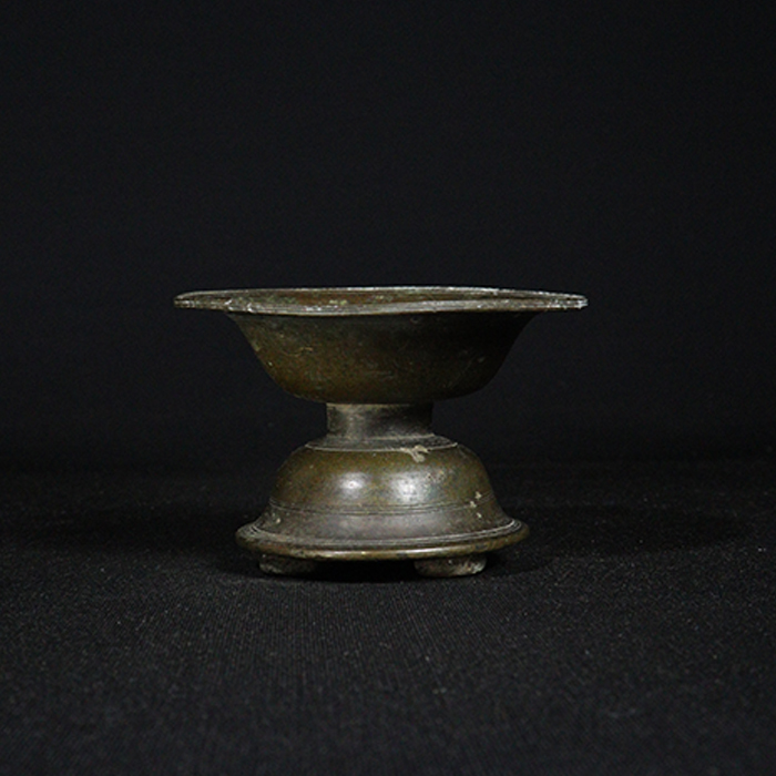 spitting pot bronze collectible side view 2